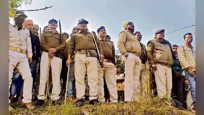 असंवेदनशीलता : हत्या कर फेंके गये शव को बांस से एक दूसरे के क्षेत्र में धकेलती रही पुलिस