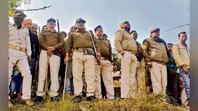 असंवेदनशीलता : हत्या कर फेंके गये शव को बांस से एक दूसरे के क्षेत्र में धकेलती रही पुलिस
