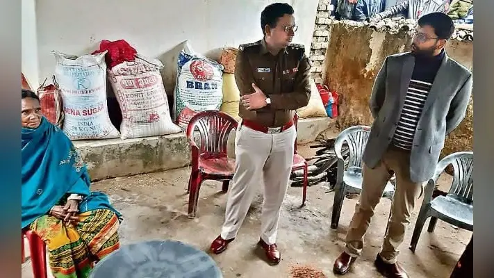 चान्हो : शहीद की मां से मिले डीसी व एसएसपी पूछा- प्रशासन से क्या मदद चाहती हैं