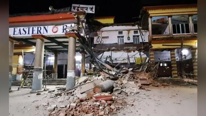 बर्दवान स्टेशन भवन का एक हिस्सा गिरा, दो लोग जख्मी