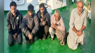 गुजरात के समुद्र तट से पांच पाकिस्तानी नागरिकों को पकड़ा गया, ड्रग्स के 35 पैकेट जब्त
