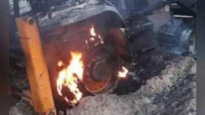 नवादा : नक्सलियों ने निर्माण कंपनी के पोकलेन और बोलेरो फूंके