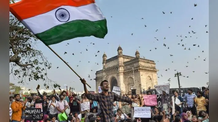 जेएनयू हमला: गेट वे ऑफ इंडिया पर रातभर चला प्रदर्शन, गूंजे ‘सरफ़रोशी की तमन्ना” जैसे गीत