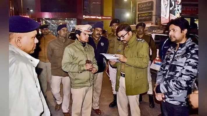 शर्मनाक : पहले प्यार का किया इजहार, नहीं मानी तो छात्रा को पिस्टल सटाकर कार में उठा ले गये, फ्लैट में ले जा किया दुष्कर्म