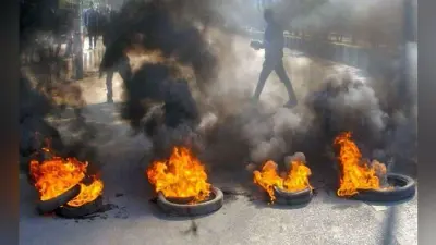 टायर जला कर प्रदर्शन, सरकारी वाहनों में भी तोड़फोड़