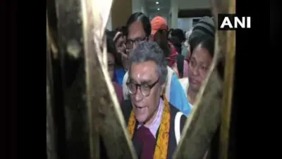 छात्रों द्वारा घेराव खत्म करने के बाद भाजपा सांसद और विश्व भारती विवि के कुलपति बाहर निकले