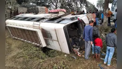 गोड्डा से दुमका आ रही मां तारा ट्रेवल्स की बस पलटी, आठ घायल