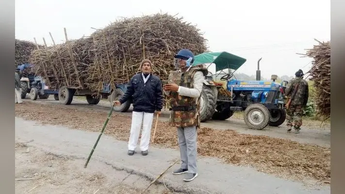 हादसे में बच्चे की मौत के बाद लोग आक्रोशित, ग्रामीणों के पत्थरबाजी करने पर पुलिस ने लाठियां भांजी