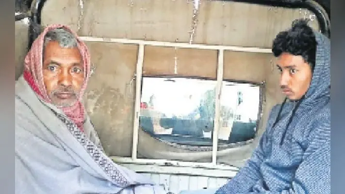बेतला पार्क में किया हिरण का शिकार घर में मांस पका रहे बाप-बेटे गिरफ्तार