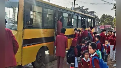 चलती स्कूल बस के इंजन से निकलने लगा धुआं, बच्चों में मची अफरा-तफरी