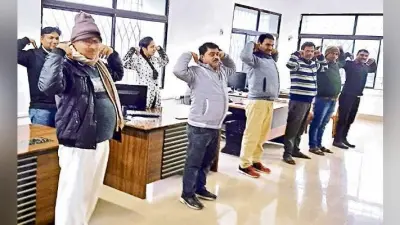 अधिकारी व कर्मचारी ऑफिस में करते हैं योग