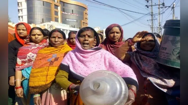 #Ranchi: रविदास मोहल्ले में पानी की किल्लत, विरोध में एक घंटा तक कांटा टोली चौक को किया जाम