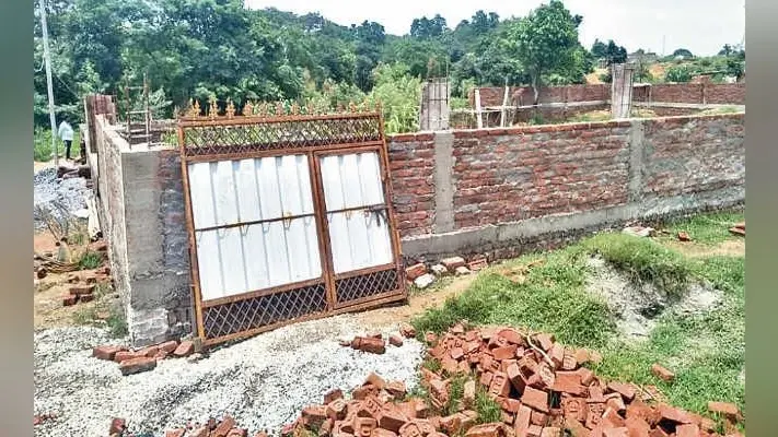 ये क्या हो रहा है! विवादित जमीन का मामला हाइकोर्ट में, इधर थानेदार ने करा ली बाउंड्री