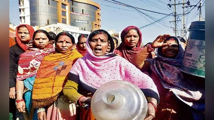 सोया रहा विभाग, 15 दिन से झेल रहे थे पानी की समस्या, उतरना पड़ा सड़क पर