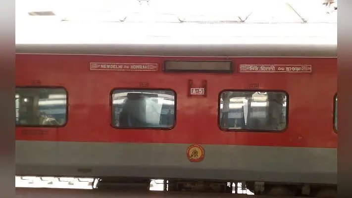 हावड़ा राजधानी एक्सप्रेस में परोसा गया खराब खाना, यात्रियों की शिकायत पर जब नहीं की गयी कार्रवाई तो…