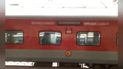 हावड़ा राजधानी एक्सप्रेस में परोसा गया खराब खाना, यात्रियों की शिकायत पर जब नहीं की गयी कार्रवाई तो…