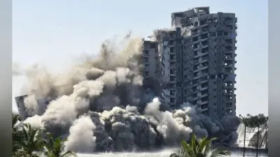 केरल के कोच्चि में कुछ सेंकेंड्स में धड़ाम हुई बहुमंजिला इमारत, देखें Video