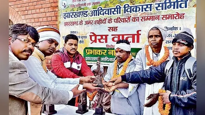 भगवान बिरसा मुंडा, गया व मझिया मुंडा के परिजनों को किया सम्मानित