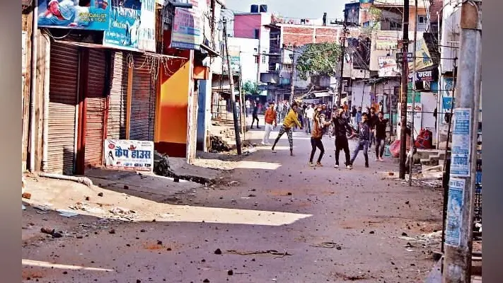 गिरिडीह : राष्ट्रगान गूंजा और पत्थर फेंक रहे लोग भी सम्मान में हो गये खड़े, थमा उपद्रव