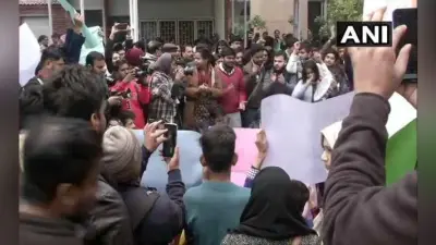 जामिया यूनिवर्सिटी में छात्रों का फिर से प्रदर्शन, वीसी ऑफिस का किया घेराव