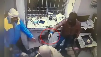 फ्लिपकार्ट की पार्टनर कूरियर कंपनी से 14.90 लाख रुपये की लूट