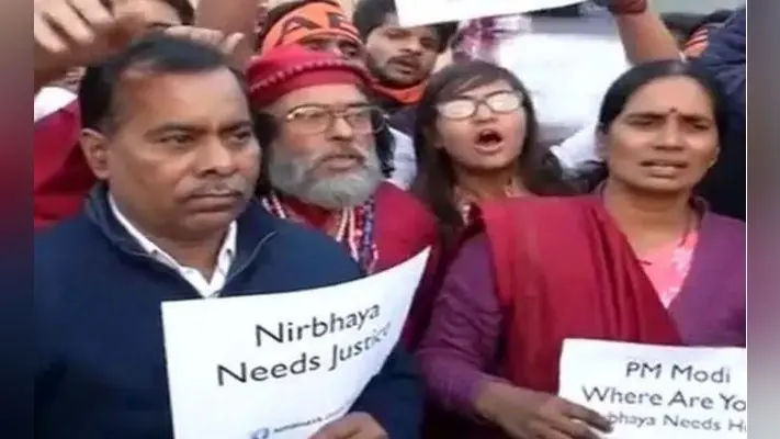 निर्भया के पिता ने कहा- दोषी चाहे जितनी कोशिश कर लें फांसी के तख्ते से बच नहीं पायेंगे