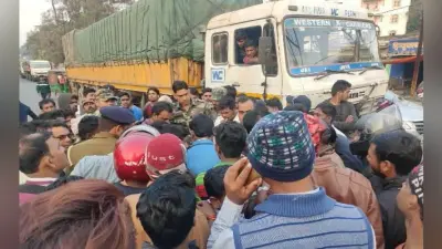 हजारीबाग : डीडीसी पर बीमार व्यक्ति को पीटने का आरोप, विरोध में सड़क जाम, डीडीसी ने कहा मैंने नहीं मारा