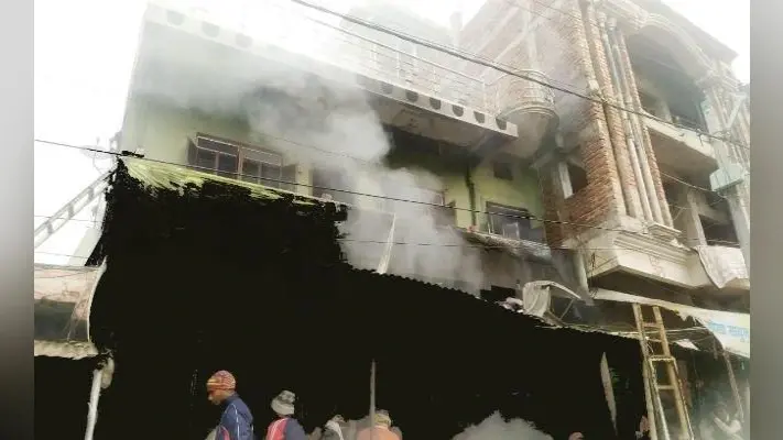 सिलेंडर ब्लास्ट होने से 50 लाख की संपत्ति खाक, आठ घंटे बाद आग पर काबू पाया जा सका