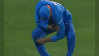 IND vs AUS: रोहित शर्मा के बायें हाथ में चोट लगी, जाना पड़ा मैदान से बाहर