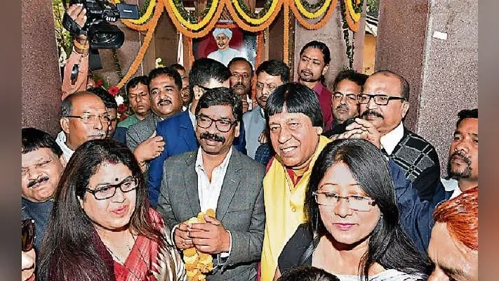 मुख्यमंत्री हेमंत सोरेन ने बताया सरकार का फैसला, कहा- जनता चक्कर नहीं काटेगी अधिकारी उनके पास जायेंगे