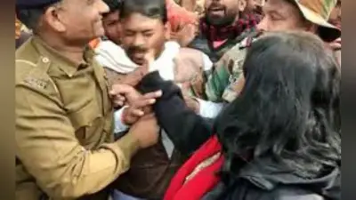 VIDEO: CAA के समर्थन में रैली करने वालों की पिटाई, प्रदर्शनकारियों ने डिप्टी कलेक्टर की खींची चोटी