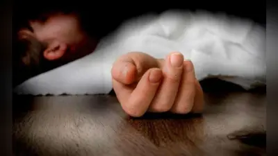 शरीर पर लैंप पोस्ट गिरने से बच्चे की मौत