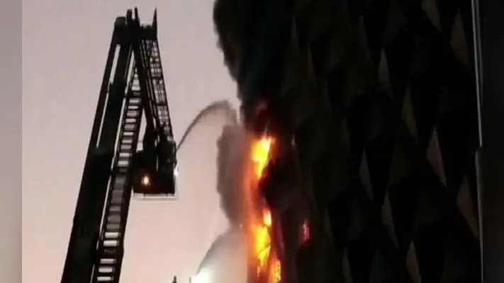 सूरत के रघुवीर कॉम्प्लेक्स में लगी आग,कई दुकानें जल कर खाक, दमकल की 60 गाड़ियां पहुंची