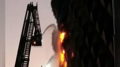 सूरत के रघुवीर कॉम्प्लेक्स में लगी आग,कई दुकानें जल कर खाक, दमकल की 60 गाड़ियां पहुंची