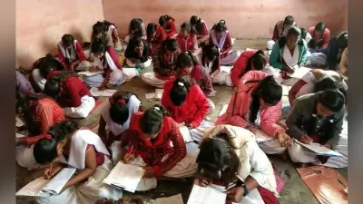 पलामू : फर्श पर बैठकर नौवीं की परीक्षा देने को मजबूर 300 परीक्षार्थी, नहीं मिले बेंच-डेस्क