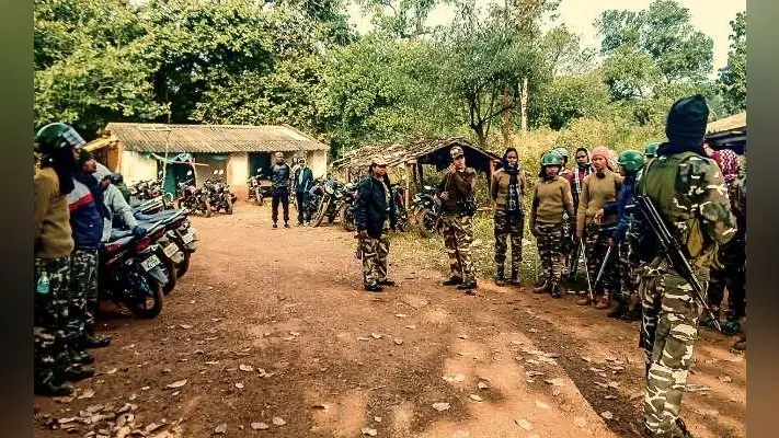 पश्चिमी सिंहभूम में सामूहिक नरसंहार : कहीं ग्रामीण शवों को छिपा न दें, इसलिए रातभर जंगल में कैंप करती रही पुलिस