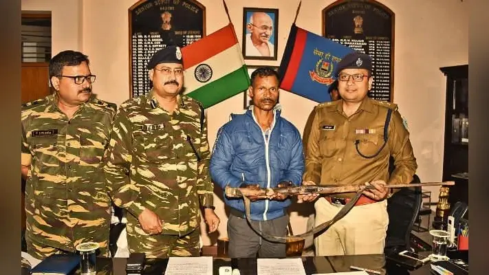 रांची : पांच लाख रुपये के इनामी उग्रवादी वासुदेव का सरेंडर