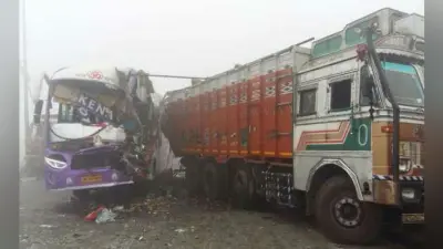 डोमजूर में बस-ट्रक में टक्कर, 15 घायल