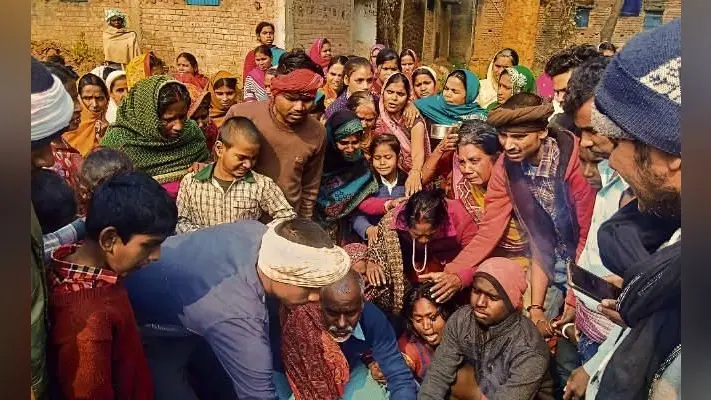 भीड़ ने युवक को पीटकर मार डाला, दो की बची जान