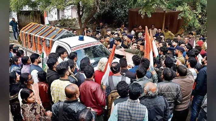 लोहरदगा कांड : नीरज के परिजनों के साथ संगठनों का प्रदर्शन, की मांग, 50 लाख रुपये व नौकरी दे सरकार
