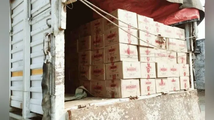 झारखंड से लाकर औरंगाबाद में उतारी जा रही थी लाखों रुपये की शराब, तभी…