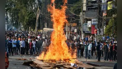 दो गुटों में झड़प, बम फेंके फायरिंग की, दो की मौत