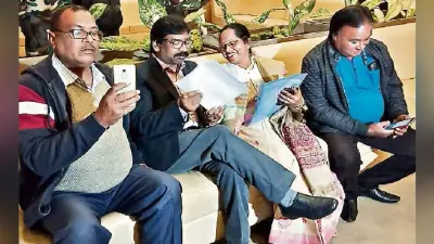 …..जब मुलाकाती के साथ ही बैठ गये सीएम हेमंत सोरेन