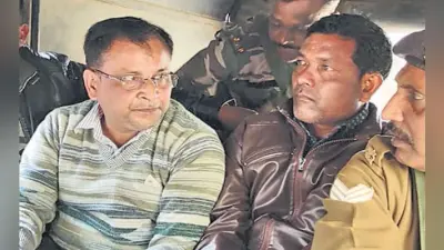 लातेहार : एसीबी की कार्रवाई, 20 हजार रिश्वत लेते बड़ा बाबू व चपरासी गिरफ्तार