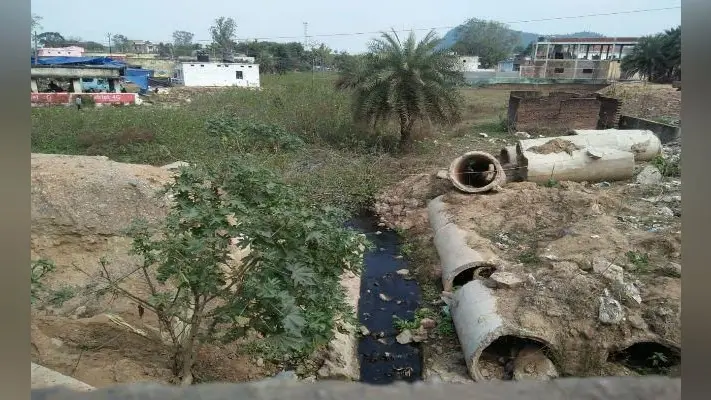 लातेहार : नाले में तब्दील होती जा रही जायत्री नदी, बचाव की कवादत शुरू