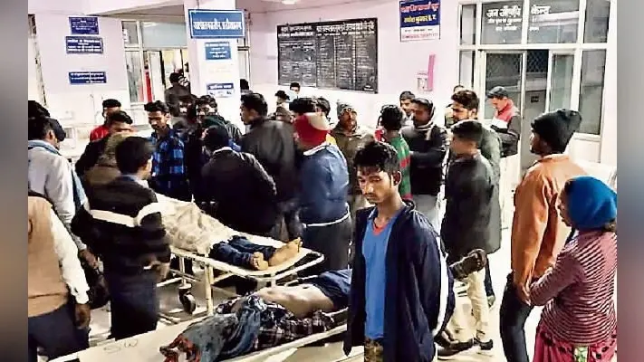 गुमला : दो की मौत, एंबुलेंस में तोड़फोड़