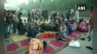 जामिया इलाके में फायरिंग के खिलाफ पुलिस मुख्यालय के बाहर बैठे प्रदर्शनकारियों को लिया गया हिरासत में