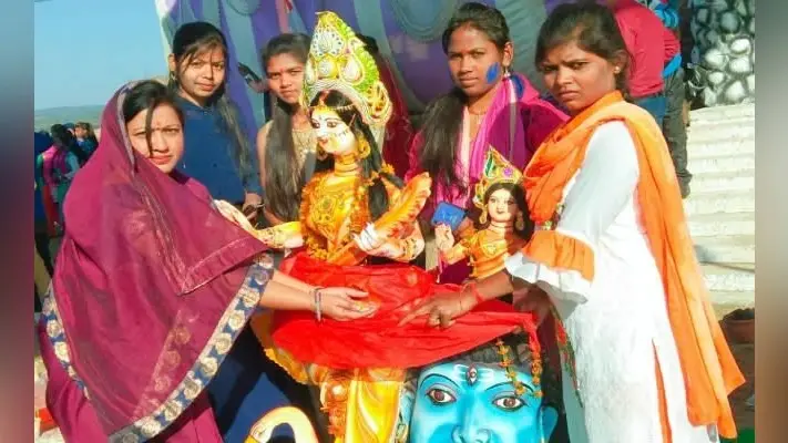 बड़कागांव : विसर्जन जुलूस में झूमते रहे विद्यार्थी, मां सरस्वती को दी गयी विदाई