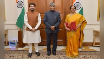पीली साड़ी में लाल बहीखाते के साथ बजट पेश करने पहुंची NirmalaSitharaman