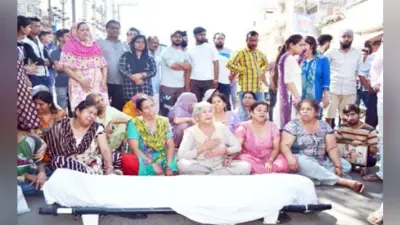 सदानंद के शव के साथ मेडिकेयर इमेजेस के समक्ष परिजनों ने किया प्रदर्शन